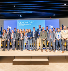 Foto grupal de participantes, organizadores, ponentes y representantes de las AAPP