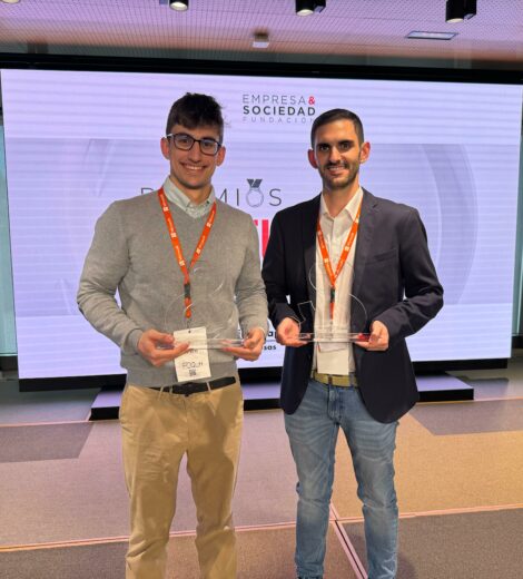 Daniel Restrepo, de Foqum y Alejandro Jiménez de GLS sosteniendo el premio obtenido