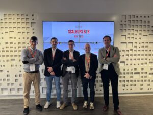 Equipo Foqum, equipo GLS y representante de HP juntos en la puerta del auditorio previo a recibir el premio