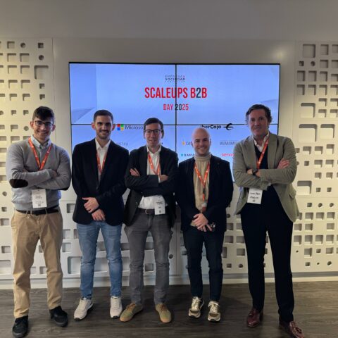 Equipo Foqum, equipo GLS y representante de HP juntos en la puerta del auditorio previo a recibir el premio