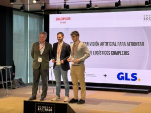 Daniel Restrepo, de Foqum; Alejandro Jimenez, de GLS recibiendo el premio de manos de Paco Abad de la Funcación Empresa&Sociedad