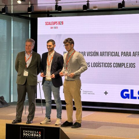 Daniel Restrepo, de Foqum; Alejandro Jimenez, de GLS recibiendo el premio de manos de Paco Abad de la Funcación Empresa&Sociedad