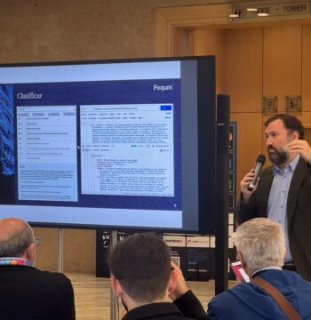 Emilio Alba Linero, CTO de Foqum, en una vista frontal mientras presenta la ponencia “Revolucionando el uso de la IA en el ámbito legal: Aplicación en múltiples documentos jurídicos” durante el Congreso & EXPO ASLAN 2025.