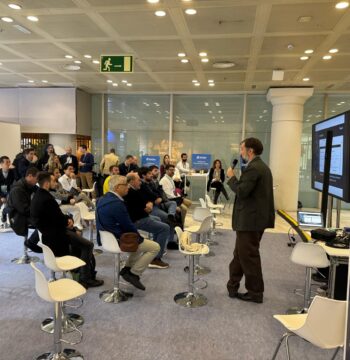 Vista lateral de Emilio Alba Linero, CTO de Foqum, durante su ponencia “Revolucionando el uso de la IA en el ámbito legal: Aplicación en múltiples documentos jurídicos” en el Congreso & EXPO ASLAN 2025