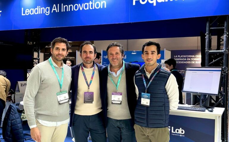 El equipo comercial de Foqum posando en el stand de HP durante el Congreso & EXPO ASLAN 2025, representando la apuesta de la empresa por la innovación en inteligencia artificial aplicada al sector legal.