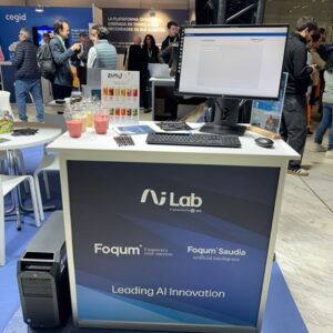 Vista frontal del stand de HP en el Congreso & EXPO ASLAN 2025 con visitantes interactuando, en un espacio compartido con Foqum y otros partners tecnológicos enfocados en innovación e inteligencia artificial.