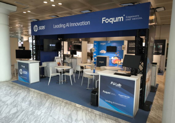 Vista completa del stand de HP antes del inicio del Congreso & EXPO ASLAN 2025, destacando su diseño sostenible y el espacio dedicado a partners como Foqum en la zona de Inteligencia Artificial.