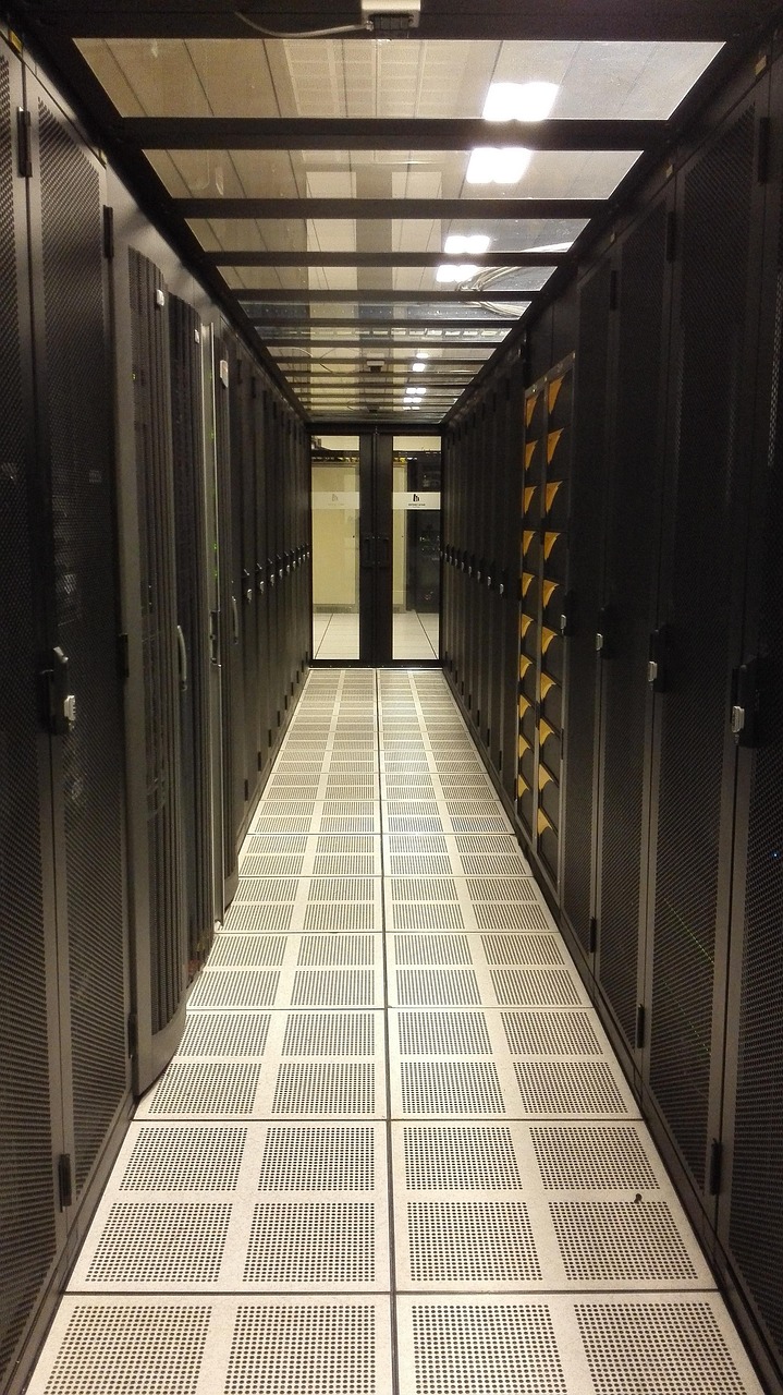 Fotografía de una sala de servidores equipada con múltiples racks y luces indicadoras, simbolizando la infraestructura tecnológica necesaria para el almacenamiento de datos, procesamiento en la nube o ejecución de soluciones de inteligencia artificial a gran escala.