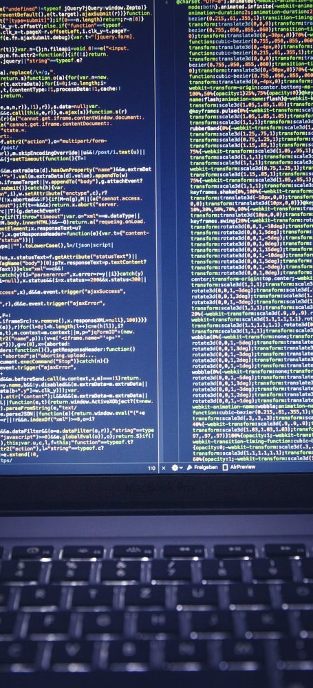 Imagen de un ordenador portátil con la pantalla encendida mostrando líneas de código, representando actividades de programación, desarrollo de software o implementación de algoritmos de inteligencia artificial.