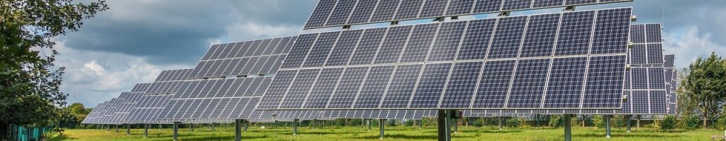 paneles fotovoltaicos sobre un campo verde