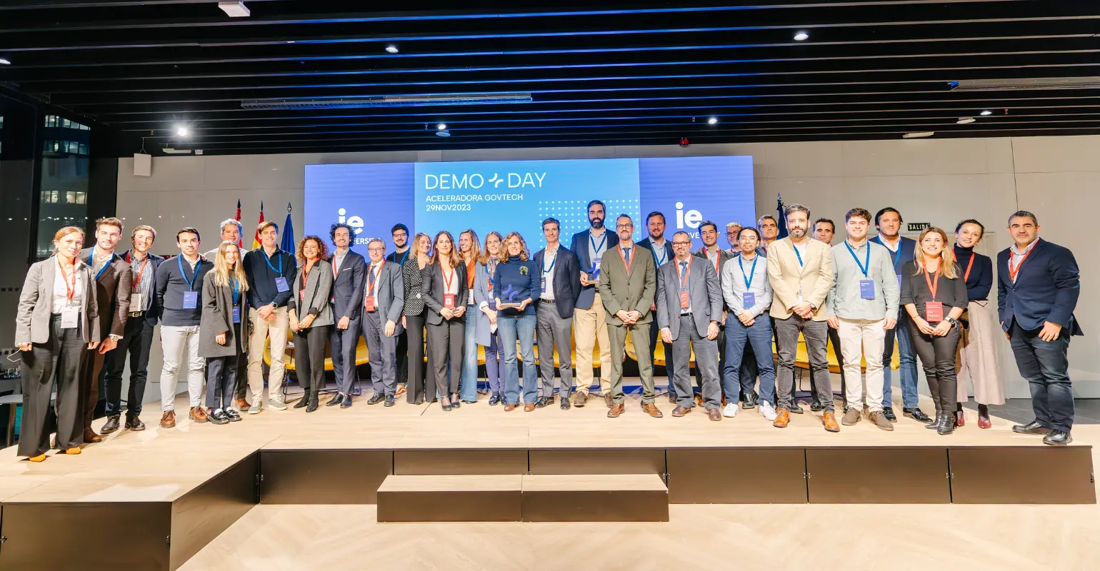Foto grupal de participantes, organizadores, ponentes y representantes de las AAPP