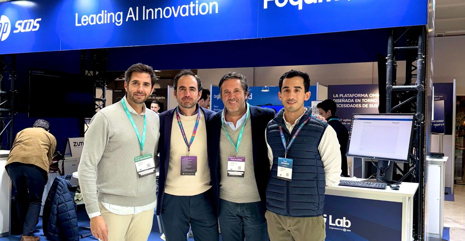 El equipo comercial de Foqum posando en el stand de HP durante el Congreso & EXPO ASLAN 2025, representando la apuesta de la empresa por la innovaci&oacute;n en inteligencia artificial aplicada al sector legal.