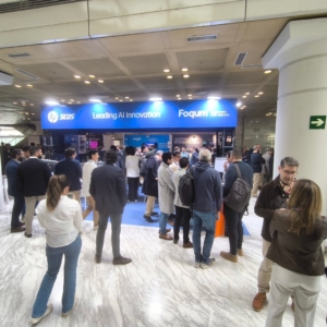 Vista frontal del stand de HP en el Congreso & EXPO ASLAN 2025 con visitantes interactuando, en un espacio compartido con Foqum y otros partners tecnológicos enfocados en innovación e inteligencia artificial.