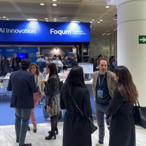 Visitantes interactuando en el stand de HP en la zona de Inteligencia Artificial del Congreso & EXPO ASLAN 2025, donde Foqum presentó sus soluciones de IA para el sector legal.