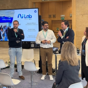 Stand con visitantes 2