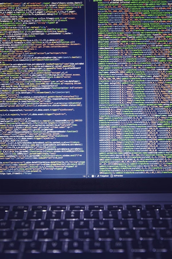 ¿público o privado? Comparativa entre llm comerciales y modelos autoalojados para empresas 3 Imagen de un ordenador portátil con la pantalla encendida mostrando líneas de código, representando actividades de programación, desarrollo de software o implementación de algoritmos de inteligencia artificial.