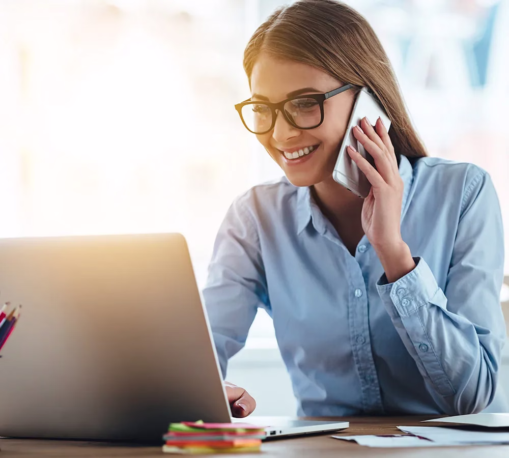 Joven trabajadora en oficina Joven trabajadora en oficina
