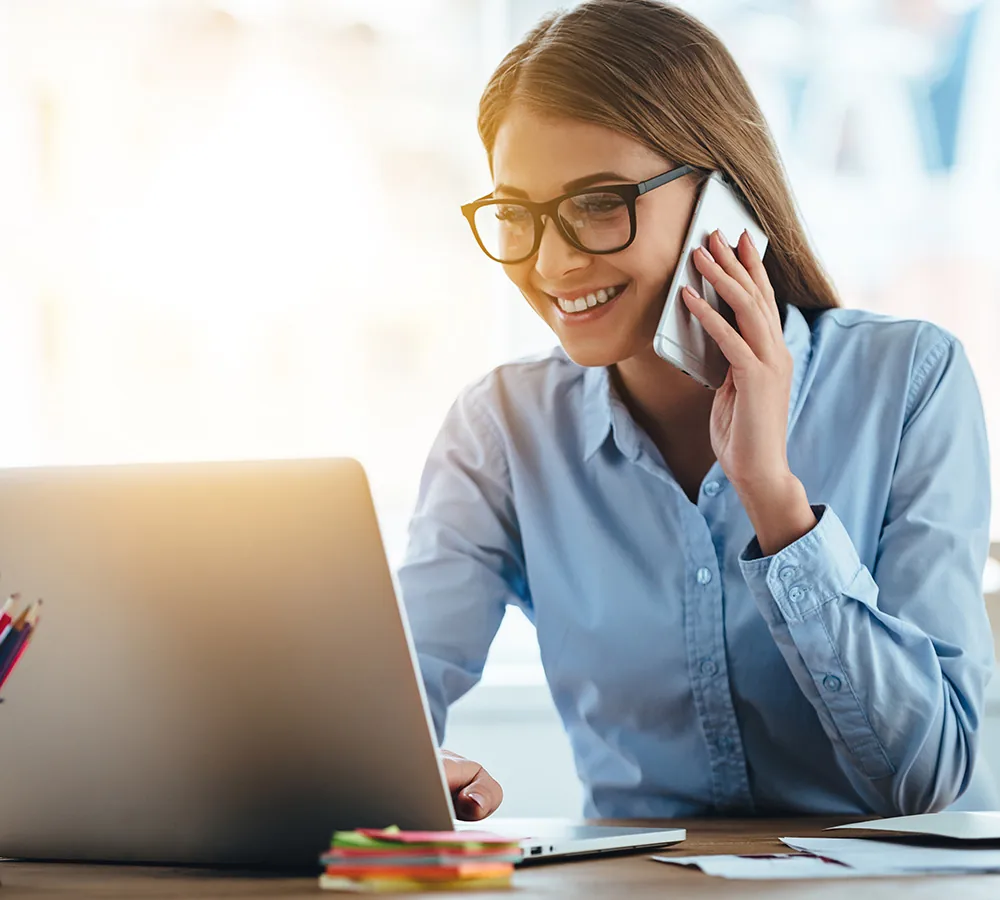 Joven trabajadora en oficina