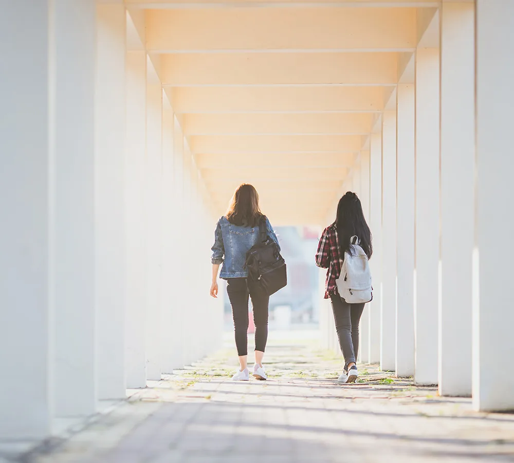 Estudiantes andando