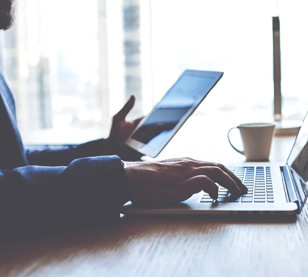 Trabajador en el ordenador