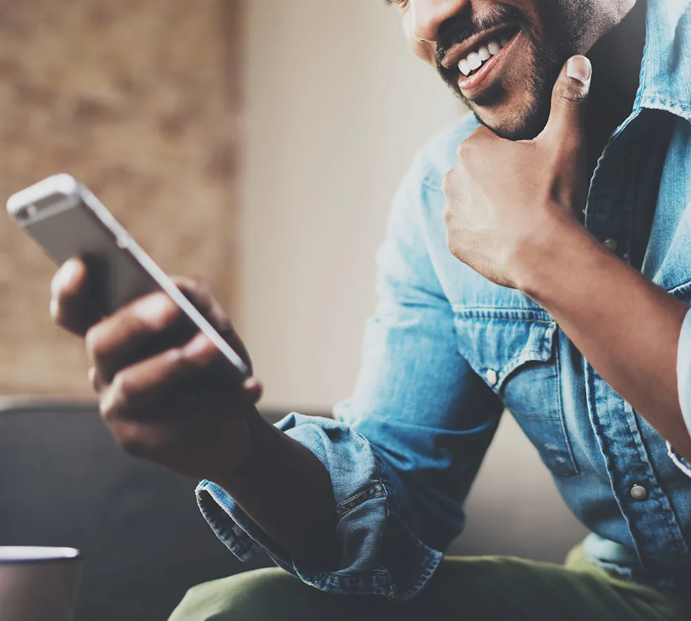 Joven mirando el móvil
