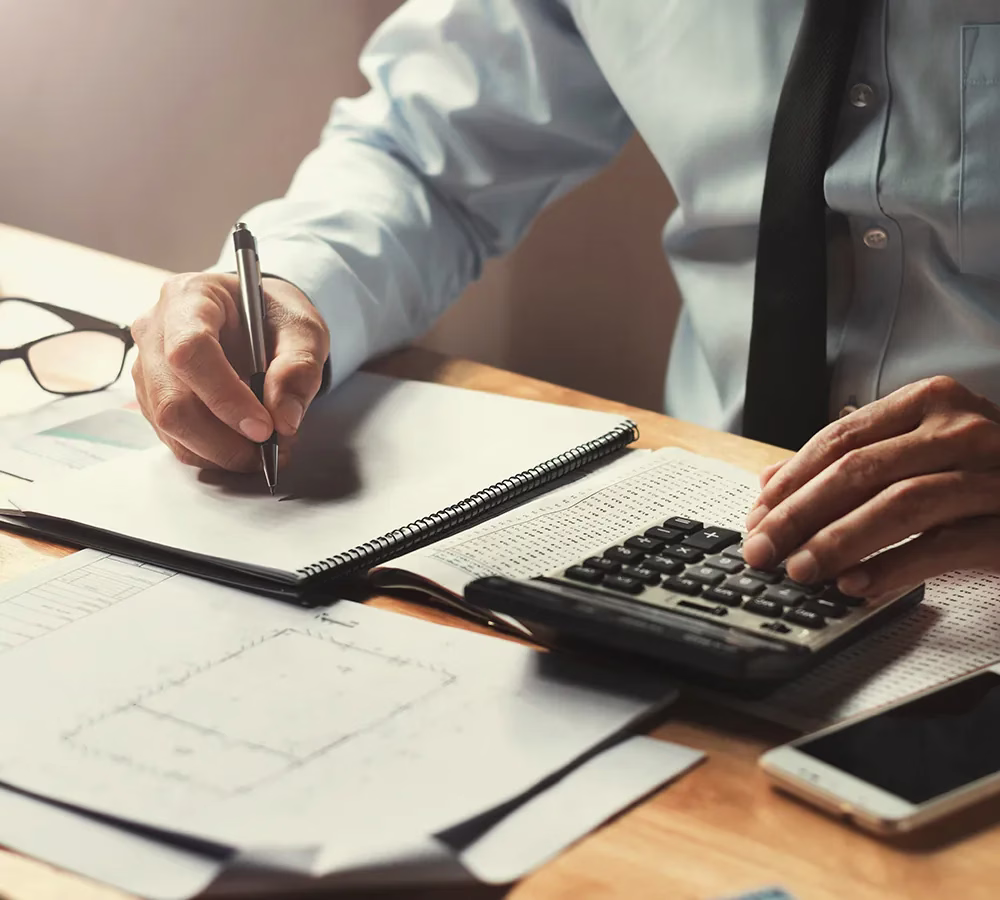 Hombre trabajando haciendo finanzas Hombre trabajando haciendo finanzas