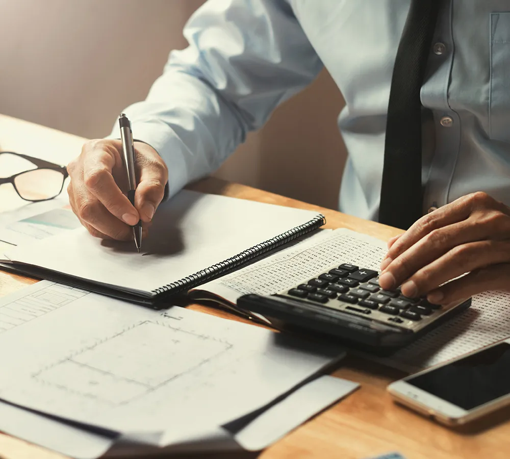 Hombre trabajando haciendo finanzas