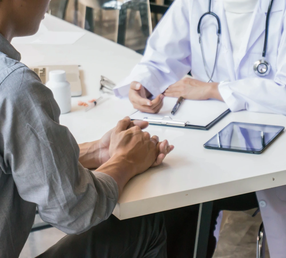 Vall dhebron interna 2 Un médico interactuando con un paciente en consulta. La solución de ia agéntica de foqum procesa la información de estas interacciones para estructurar notas clínicas de forma automática.