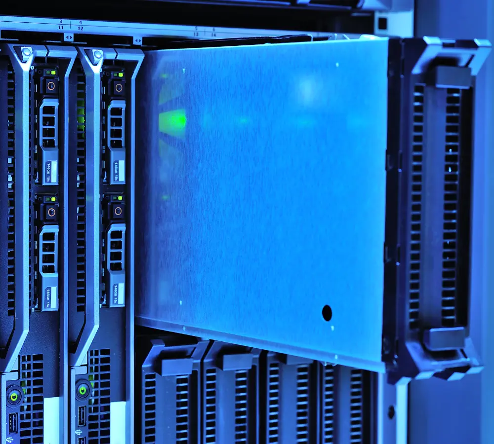 Data centers 2 Primer plano de servidores en un data center, representando la infraestructura tecnológica y la optimización del consumo energético.